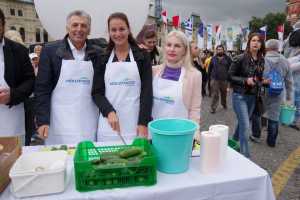 Ρεκόρ Guinness η ελληνική σαλάτα στην Κόκκινη Πλατεία της Μόσχας από τον Όμιλο Μουζενίδη και την Ellinair