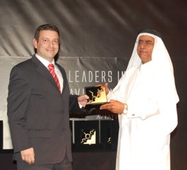 Εκ μέρους του Διεθνή Αερολιμένα Αθηνών, το βραβείο παρέλαβε ο κ. Γιώργος Καλλιμασιάς, Διευθυντής Εταιρικού Σχεδιασμού, από τον Πρόεδρο της Υπηρεσίας Πολιτικής Αεροπορίας του Κατάρ,  Α.Ε. Abdul Aziz  Al Noaimi.