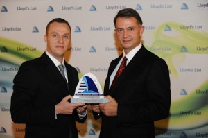Ο Εκτελεστικός Σύμβουλος του Ομίλου Louis κος Λούης Λοΐζου παραλαμβάνει το βραβείο από τον Διευθύνοντα Σύμβουλο της χορηγού εταιρείας Marine Plus SA κο. Δημήτρη Βρανόπoυλο.