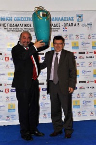 Στον υφυπουργό Πολιτισμού και Τουρισμού κ. Νικητιάδη απένειμε αναμνηστικό έπαθλο ο πρόεδρος της Ελληνικής Ομοσπονδίας Ποδηλασίας κ. Αθανάσιος Τερζής.