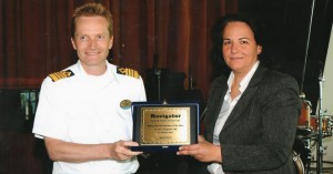 εκπρόσωπος της εταιρίας Navigator Travel & Tourist Services Ltd που αντιπροσωπεύει αποκλειστικά την  Royal Caribbean International για την Ελλάδα και την Κύπρο, πραγματοποίησαν ανταλλαγή αναμνηστικών πλακετών με τον πλοίαρχο κ. Flemming Nielsen
