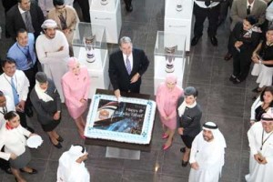 Ο κ. James Hogan, Γενικός Διευθυντής της Etihad Airways κόβει την γενέθλια τούρτα με τους υπαλλήλους της εταιρείας