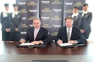 ο James Hogan, Γενικός Διευθυντής της Etihad Airways, και ο Paul Margis, Γενικός Διευθυντής της Panasonic Avionics , υπογράφουν 10 ετή συμφωνία.