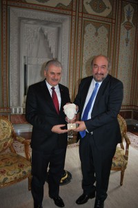 τη φωτό ο κ. Νικητιάδης με τον υπουργό Μεταφορών Ναυτιλίας και Επικοινωνίών της Τουρκίας