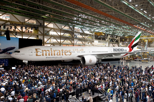  Emirates παραλαμβάνει το χιλιοστό αεορσκάφος Boeing 777 της Boeing κατά τη διάρκεια ειδικής εκδήλωσης στις εγκαταστάσεις του κατασκευαστή στην Ουάσιγκτον.