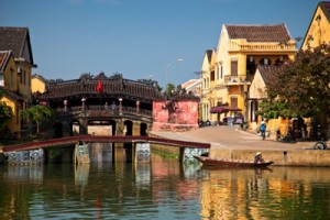 Η Χόι Αν, η οποία έχει ανακηρυχθεί περιοχή Παγκόσμιας Πολιτιστικής Κληρονομιάς της UNESCO, είναι εύκολα προσβάσιμη από τη Χο Τσι Μινχ
