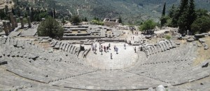 Ύστερα από τριάντα χρόνια σιωπής, το αρχαίο θέατρο των Δελφών  θα ανοίξει για μια μοναδική παράσταση, που διοργανώνει το Σάββατο 21 Ιουλίου, στις 21.30, το Φεστιβάλ Αθηνών & Επιδαύρου.