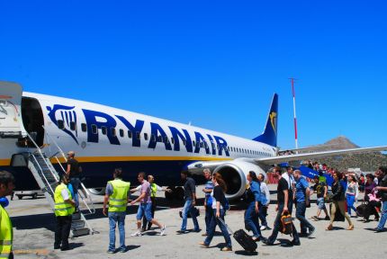 ryanair-celebrates-1st-greek-domestic-chania-thessaloniki-flight-20130605