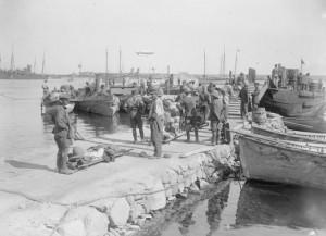 photo anzac.British sick soldiers & Submarine catcherSilver Babyairship - Brooks E. 1915