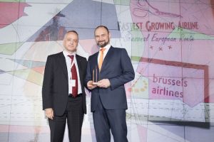 O Γενικός Διευθυντής της Brussels Airlines για την Κεντρική Ευρώπη, τα Βαλκάνια και τη Ρωσία, κύριος Andreas Weingartner παραλαμβάνει  την τιμητική διάκριση για της Brussels Airlines