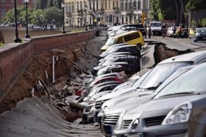 Χάος από κατάρρευση δρόμου στην Ιταλία για κατοίκους και τουρίστες