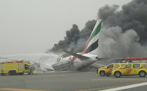 Πρόσκρουση κατά την προσγείωση και φωτιά σε αεροπλάνο της Emirates στο Ντουμπάι
