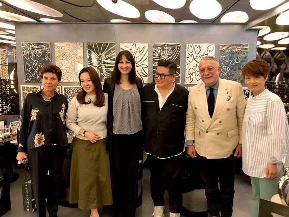 Η Υπουργός Τουρισμού Έλενα Κουντουρά με τον opinion leader της κορεατικής μόδας και ποπ μουσικής, κ. Kee Jeongyun, τον πρόεδρο της ST.Dupont Κορέας κ. Σταύρο Πιρούνη, την Πρέσβη της Ελλάδας στην Ν. Κορέα, Ιφιγένεια Κοντολέoντος.