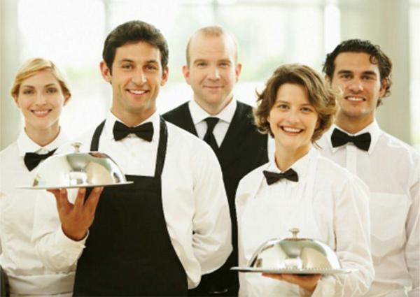 DW: Έλλειψη σερβιτόρων και μαγείρων στη Γερμανία