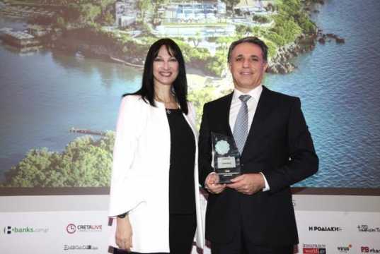 H κα Έλενα Κουντουρά, Αναπληρώτρια Υπουργός Τουρισμού παραδίδει το βραβείο TOP GREEK HOTEL στον κο Γιάννη Τσίχλη, Grecotel Marketing Director