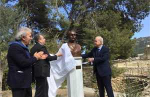 Αποκαλυπτήρια από τον Περιφερειάρχη και τον Δήμαρχο της προτομής του Μίνωα Καλοκαιρινού
