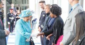 Η Αυτού Μεγαλειότης, η Βασίλισσα της Αγγλίας, επισκέφθηκε τα κεντρικά της British Airways, για να γιορτάσει το 100ό έτος της αεροπορικής εταιρείας