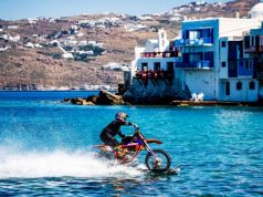 O Robbie Maddison οδηγεί τη μοτοσυκλέτα του μέσα στη θάλασσα της Μυκόνου!