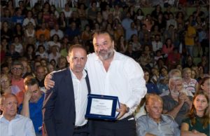 O Μάριος Ηλιόπουλος βραβεύεται για τη συνολική προσφορά του στους πληγέντες της εθνικής τραγωδίας στο Μάτι