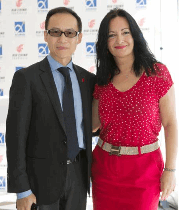 Ο κ. Φάν Χεγιούν, Γενικός Διευθυντής της Air China και η η Διευθύντρια Επικοινωνίας & Μάρκετινγκ ΔΑΑ, κ. Ιωάννα Παπαδοπούλου