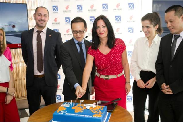 Γιορτάζοντας τα 2 χρόνια του απευθείας δρομολογίου Αθήνα – Πεκίνο, οι ομάδες του αεροδρομίου και της Air China