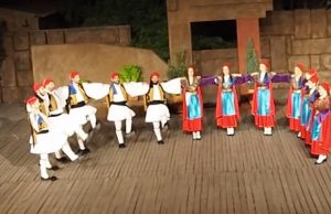 Το Θέατρο Ελληνικών Χορών "Δόρα Στράτου" έχει ορισμένες θέσεις για χορευτές ελληνικών χορών