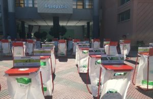 Παράδοση απορριμματοφόρου και κάδων ανακύκλωσης στον Δήμο Σαρωνικού από τον Περιφερειάρχη Αττικής