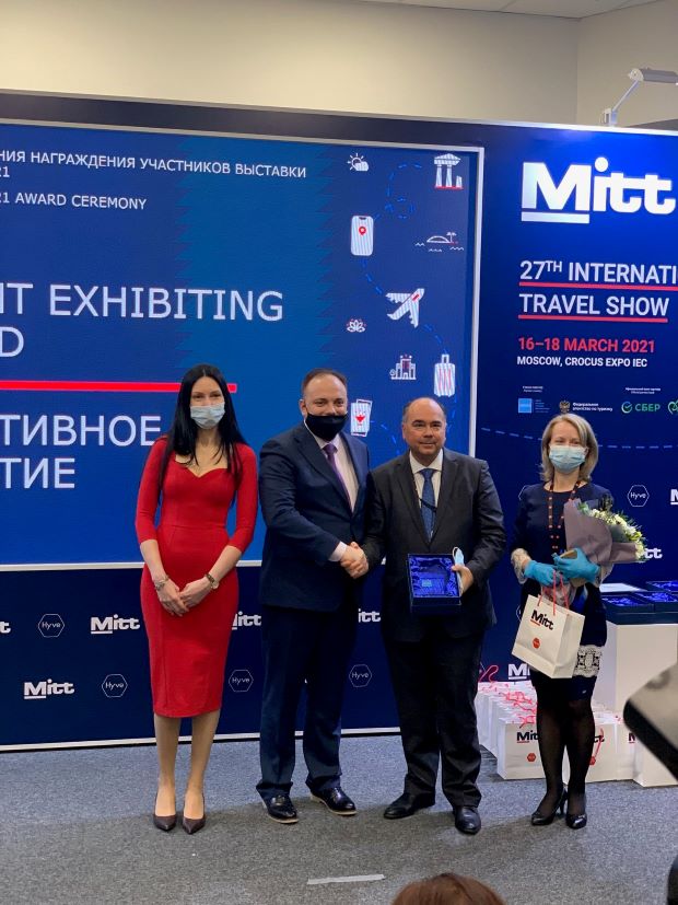 Ο Προϊστάμενος της Υπηρεσίας ΕΟΤ Ρωσίας & ΚΑΚ, Π. Ευσταθίου (δεύτερος από δεξιά), παραλαμβάνει το βραβείο «Bright Exhibiting» από τον Διευθυντή της ΜΙΤΤ, A. Chernyshev