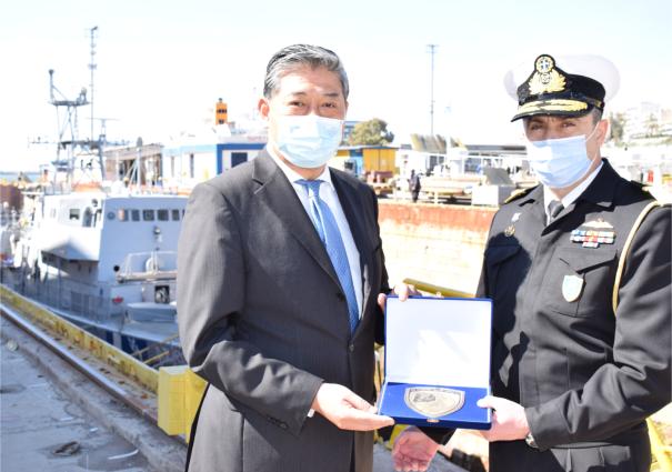 Ο Deputy CEO της ΟΛΠ Α.Ε. Capt. Weng Lin με τον Διευθυντή Κλάδου Α΄ Υποναύαρχο Λ.Σ. κ. Γ. Καραγεώργο