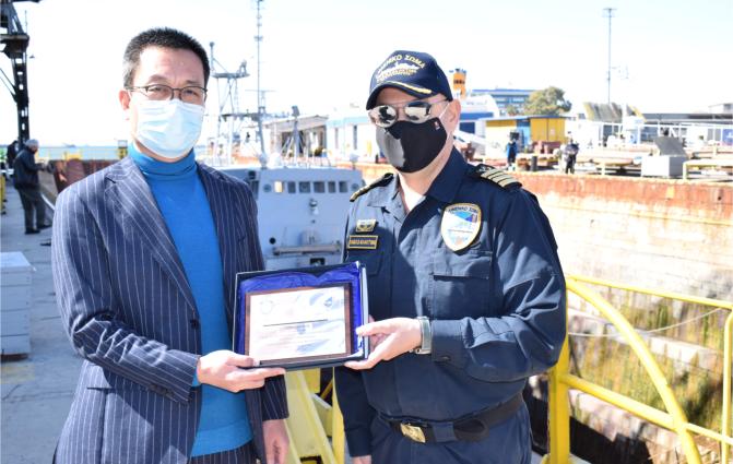 Ο Manager Τμ. Ναυπηγείων ΟΛΠ Α.Ε. κ. Li Weina με τον πλοίαρχο του πλοίου κ. Γ. Περαμερίτη