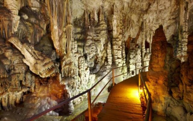Σε πλήρη λειτουργία ξανά για τους επισκέπτες το Δικταίον Άντρον, το μυθολογικό σπήλαιο Γέννησης του Δία στο Ψυχρό Οροπεδίου Λασιθίου.