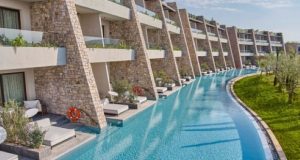 Tο W Costa Navarino στα “Top 50 Best Resorts in the World”, των Condé Nast Traveler Readers’ Choice Awards 2023