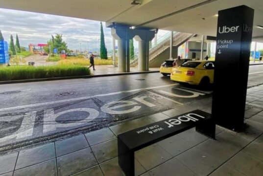 Η Uber και ο Διεθνής Αερολιμένας Αθηνών εγκαινιάζουν νέο σημείο παραλαβής Uber, ενισχύοντας την εμπειρία των επιβατών