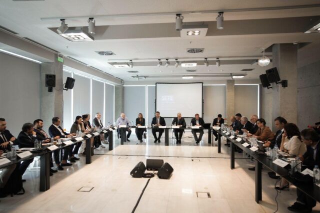 Σύσκεψη του Α. Τζιτζικώστα με τη Διοίκηση του ΣΕΤΕ και φορείς του τουρισμού