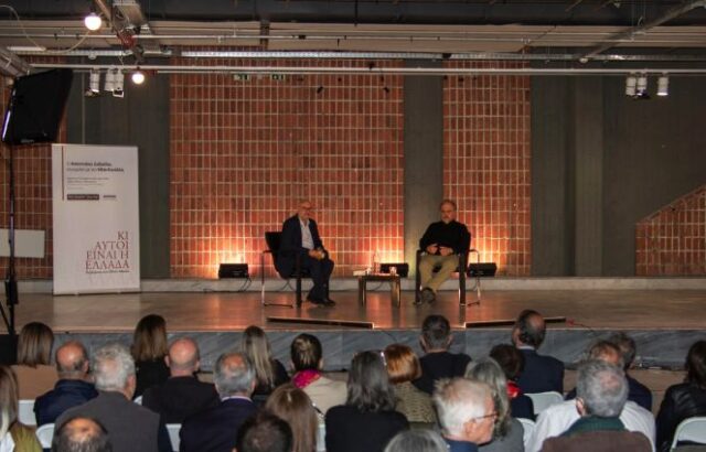 16 Οκτωβρίου 2025, Ωδείο Αθηνών. Ο Απόστολος Δοξιάδης (δεξιά) συνομιλεί με τον Ηλία Κανέλλη. © Ντίνα Κουμπούλη