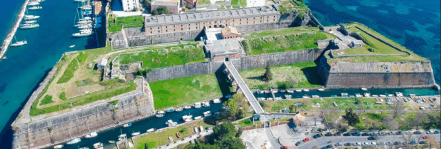 Άποψη του Παλαιού Φρουρίου και της γέφυρας από ψηλά