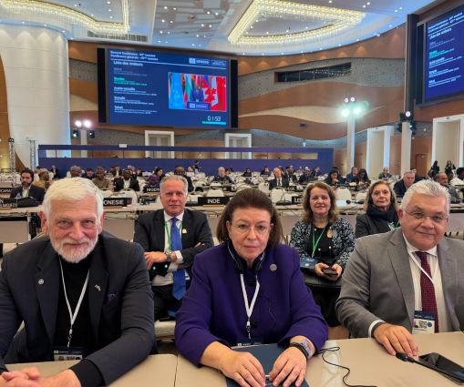 Λίνα Μενδώνη, Γιάννης Λοβέρδος, Νίκος Παπαϊωάννου, Γιώργος Κουμουτσάκος και Παρασκευή Τζεβελέκη στη Γενική Sυνέλευση της UNESCO
