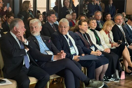 Λίνα Μενδώνη: «Είμαστε υπερήφανοι για την ελληνική γλώσσα… Είμαστε οι θεματοφύλακες της οικουμενικής της απήχησης»