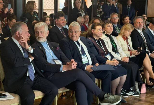 Λίνα Μενδώνη: «Είμαστε υπερήφανοι για την ελληνική γλώσσα… Είμαστε οι θεματοφύλακες της οικουμενικής της απήχησης»