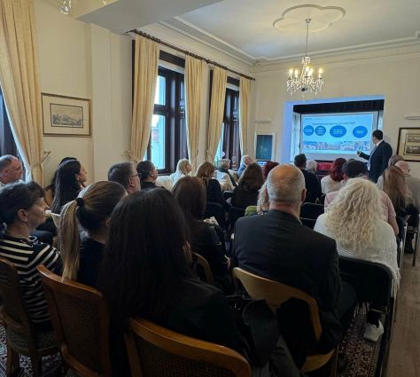 Άποψη της αίθουσας της ελληνικής πρεσβευτικής κατοικίας στη Λουμπλιάνα, όπου πραγματοποιήθηκε η εκδήλωση