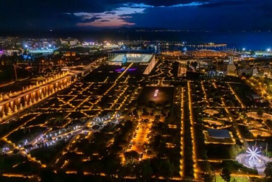 Φέτος τις γιορτές, το Πάρκο Σταύρος Νιάρχος μεταμορφώνεται ξανά σε έναν από τους πιο ζωντανούς και δημοφιλείς χριστουγεννιάτικους προορισμούς της πόλης