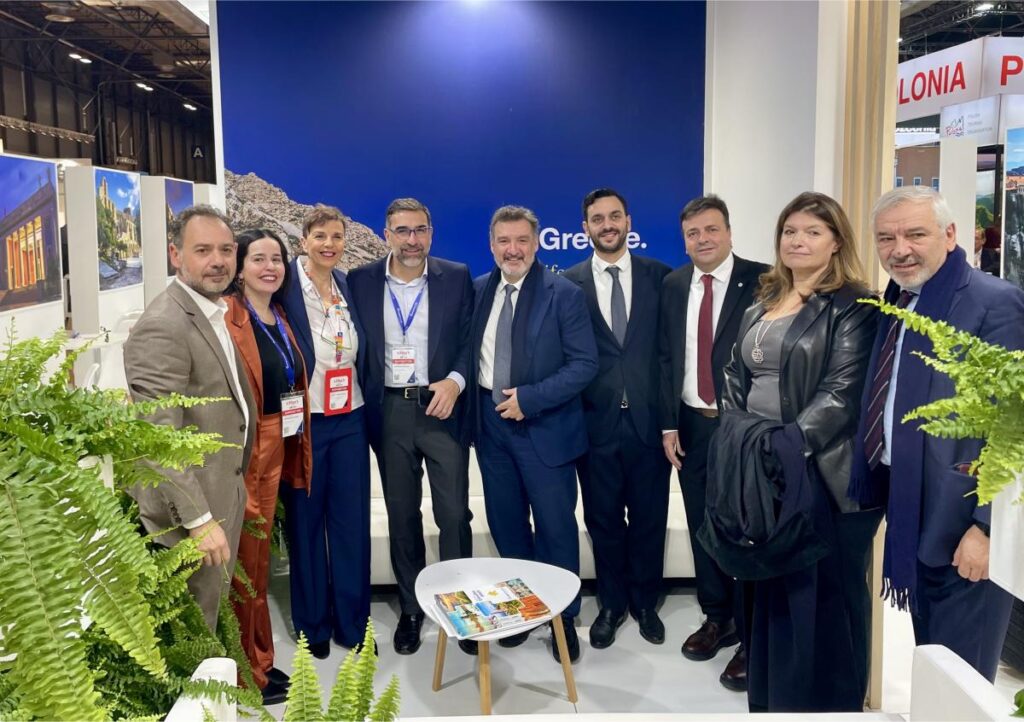 Στιγμιότυπο από τη συνάντηση των στελεχών της Περιφέρειας Κρήτης με τους εκπροσώπους της ΤΤΟΟ Europamundo. Από αριστερά, ο προϊστάμενος της Δ/νσης Τουρισμού Περιφέρειας Κρήτης, Ν. Αλεξάκης, η υπεύθυνη marketing, συνεδρίων και επικοινωνίας της Europamundo, Ursula Cortés, η προϊσταμένη της Υπηρεσίας ΕΟΤ Ισπανίας, Καλλιόπη Κουρούσια, ο διευθύνων σύμβουλος της Europamundo, Alejandro de Osa, ο αντιπεριφερειάρχης Τουρισμού και Ηλεκτρονικής Διακυβέρνησης, Κ. Κώτσογλου, ο συνεργάτης της Europamundo, Αν. Παγώνης, ο αντιπεριφερειάρχης ΠΕ Ηρακλείου, Ν. Συριγωνάκης, η Μ. Δήμου και ο Γιώργος Καραγιάννης.