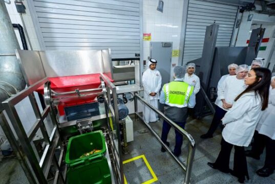 Η Εταιρεία Εστίασης Πτήσεων Emirates (EKFC) θέτει σε λειτουργία βιοχωνευτή μεγάλης κλίμακας με στόχο τη μείωση των ετήσιων εκπομπών CO₂ κατά 2.000 τόνους