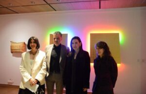 Η Υπουργός Τουρισμού Όλγα Κεφαλογιάννη εγκαινίασε την έκθεση “Stephen Antonakos: Υστερόγραφα Χρόνου και Χώρου” στο Ίδρυμα Εικαστικών Τεχνών και Μουσικής Β. & Μ. Θεοχαράκη