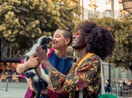 Booking.com: Μόλις 3 στους 10 ταξιδιώτες της ΛΟΑΤΚΙ+ κοινότητας δηλώνουν ανοιχτά την ταυτότητά τους όταν ταξιδεύουν