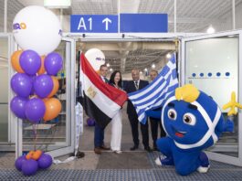 Στελέχη της AIRCAIRO και του Διεθνούς Αερολιμένα Αθηνών κρατούν τις σημαίες Αιγύπτου και Ελλάδας στην τελετή υποδοχής της πρώτης πτήσης.