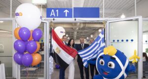 Στελέχη της AIRCAIRO και του Διεθνούς Αερολιμένα Αθηνών κρατούν τις σημαίες Αιγύπτου και Ελλάδας στην τελετή υποδοχής της πρώτης πτήσης.