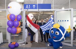 Στελέχη της AIRCAIRO και του Διεθνούς Αερολιμένα Αθηνών κρατούν τις σημαίες Αιγύπτου και Ελλάδας στην τελετή υποδοχής της πρώτης πτήσης.