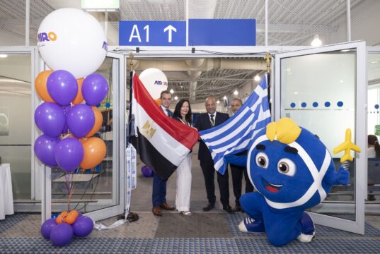 Στελέχη της AIRCAIRO και του Διεθνούς Αερολιμένα Αθηνών κρατούν τις σημαίες Αιγύπτου και Ελλάδας στην τελετή υποδοχής της πρώτης πτήσης.