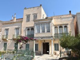 Η εξωτερική όψη του διώροφου νεοκλασικού Αρχοντικού Βουβάλη στην Κάλυμνο, πριν από την αποκατάστασή του.